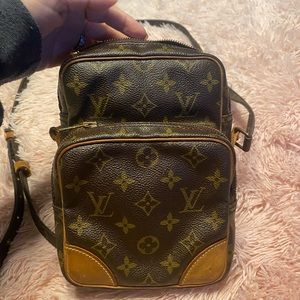 Authentic Louis Vuitton vintage crossbody .